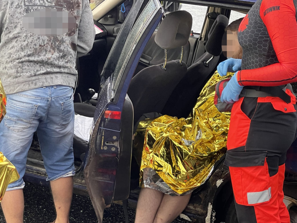 Opel zderzył się z autobusem na Moście Grota. Dwie osoby ranne, gigantyczne utrudnienia 