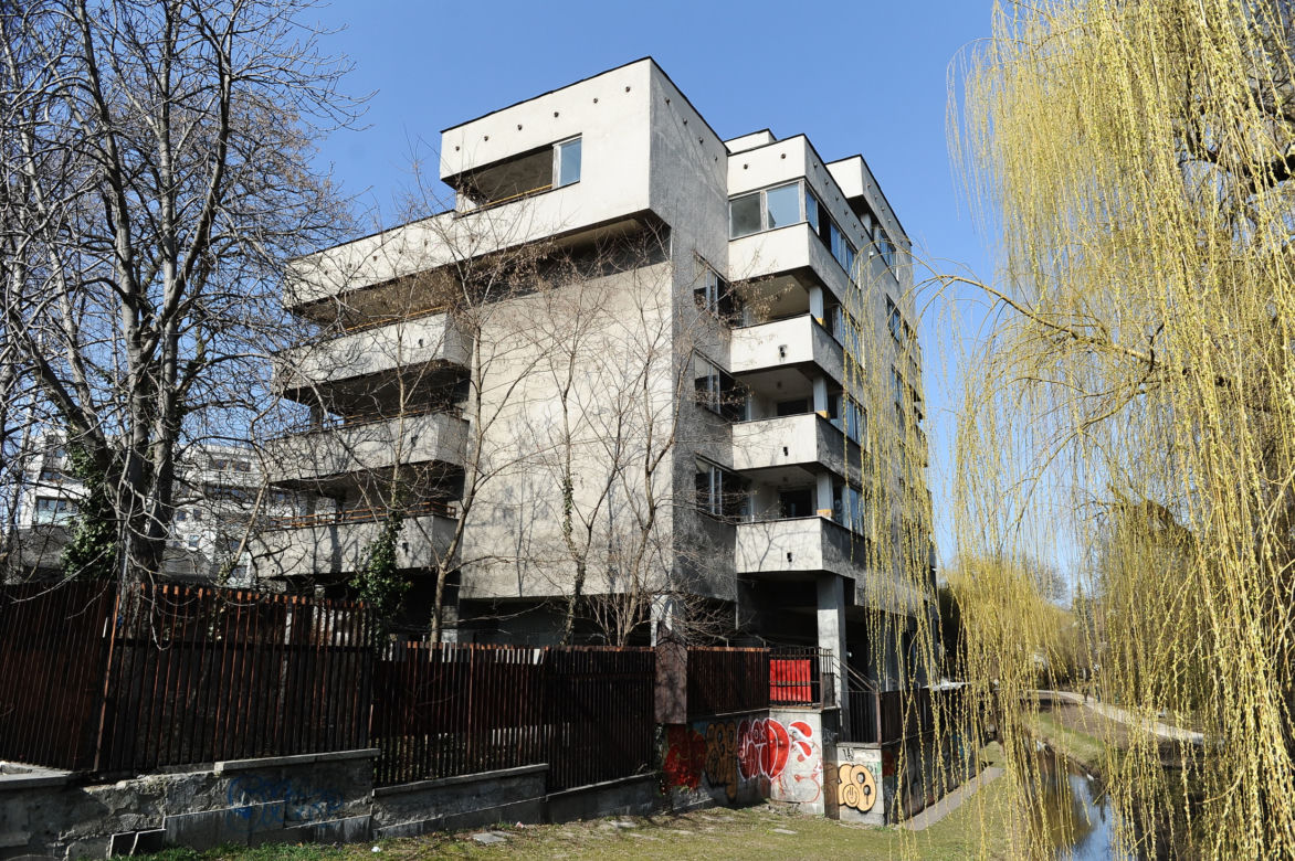 Zamalowali flagi Polski i Ukrainie w Szpiegowie. Tajemnicza akcja przy Sobieskiego 100