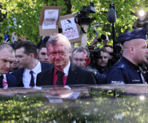 Siergiej Andriejew oblany czerwoną farbą. Protest pod Mauzoleum Żołnierzy Radzieckich