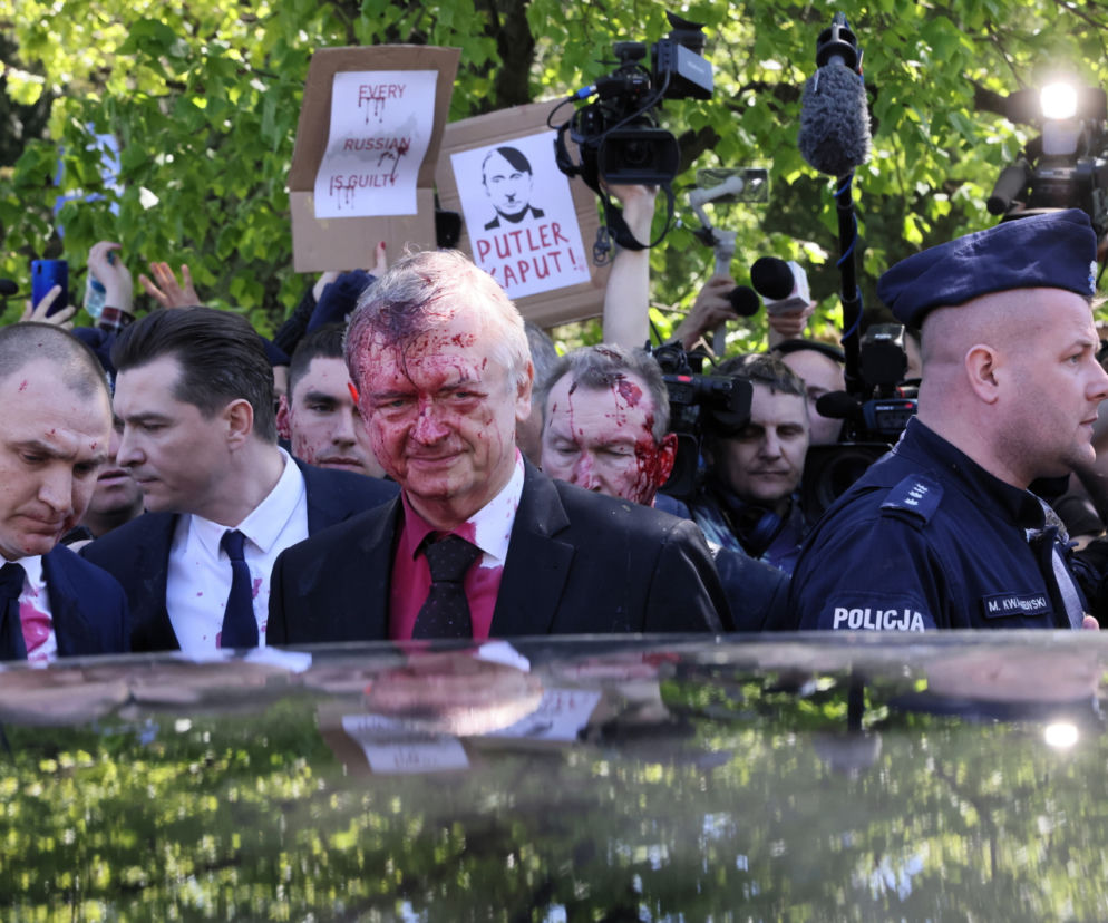 Siergiej Andriejew oblany czerwoną farbą. Protest pod Mauzoleum Żołnierzy Radzieckich