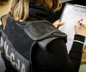 Stalker NĘKAŁ modelki i hostessy [ZDJĘCIA]