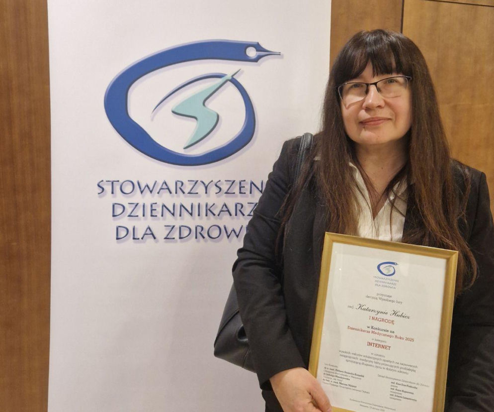 Katarzyna Hubicz, redaktor naczelna portalu PoradnikZdrowie.pl, z pierwszą nagrodą w konkursie Dziennikarz Medyczny Roku 2025. Trzyma dyplom na tle baneru Stowarzyszenia Dziennikarze dla Zdrowia, podkreślając znaczenie rzetelnej informacji zdrowotnej.