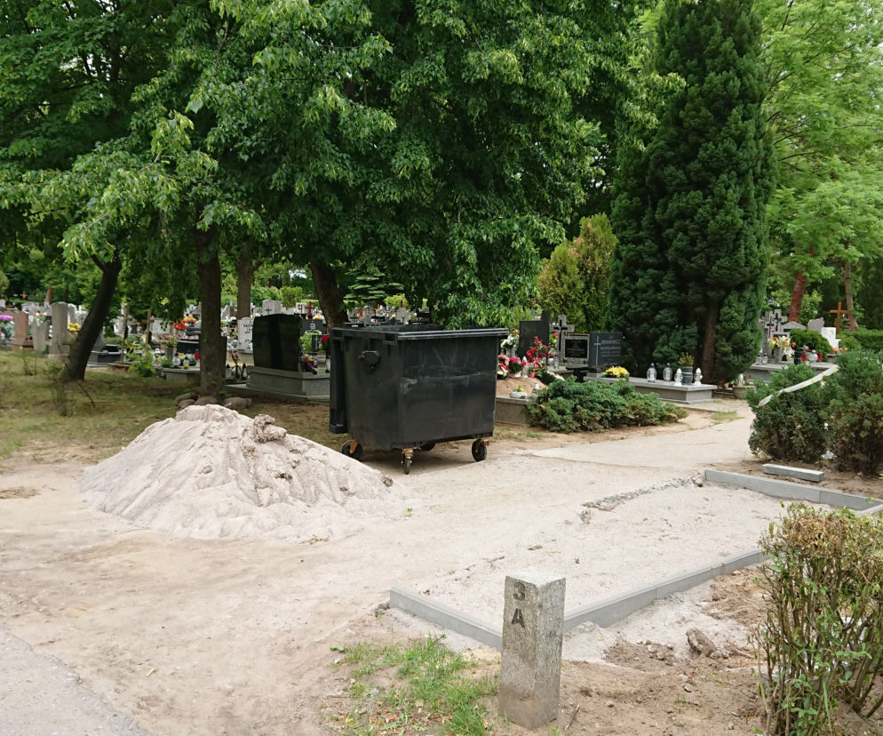 Betonowe boksy częściowo znikają z cmentarza