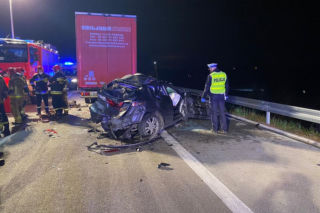 Łódzkie: TRAGEDIA na autostradzie A1. Bus wbił osobówkę pod TIRa. Nie żyje 60-latek 