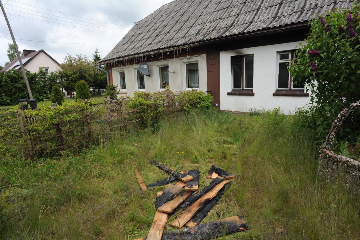Jechali do chorego dziecka uratowali rodzinę z ognia