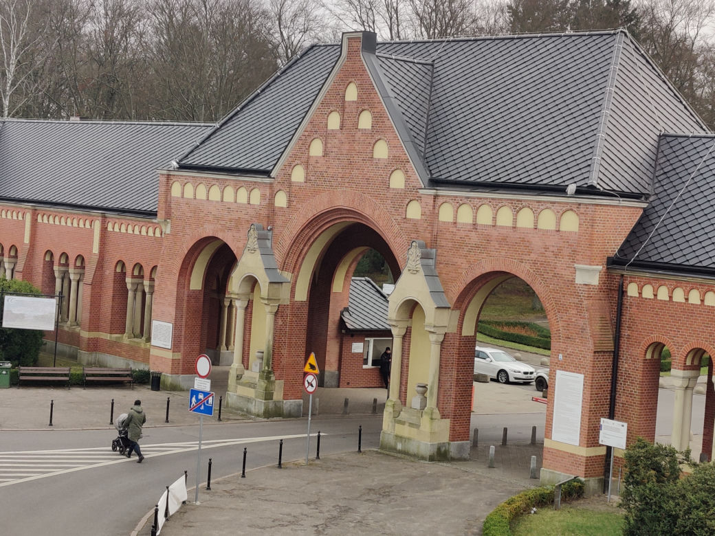 Brama główna Cmentarza Centralnego w Szczecinie odzyskała dawny blask