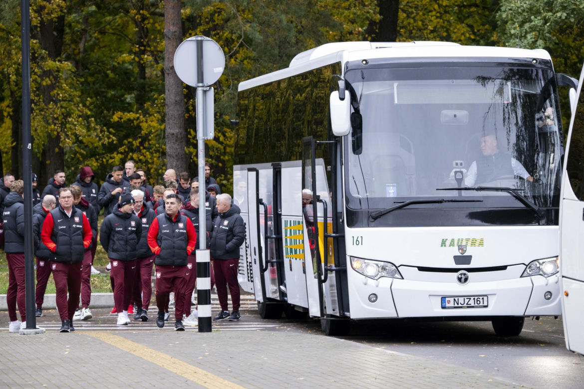 Reprezentacja zmokła na spacerze. Lewandowski się krył przed deszczem