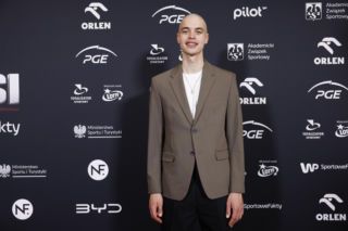 Władimir Semirunnij wsparł zrzutkę u Łatwoganga. Olimpijczyk zgolił włosy i przekazał medal na aukcję