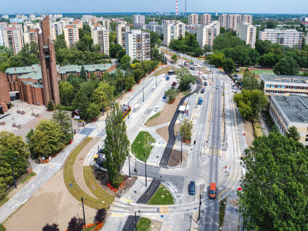 Tramwaj na Stegnach zawisł nad ziemią. Strażacy padli na kolana 
