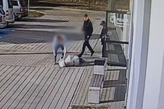 Dramat przed komisariatem. Nagle upadła pod oknami policjantów 