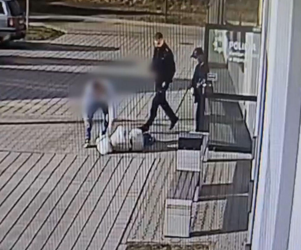 Dramat przed komisariatem. Nagle upadła pod oknami policjantów 