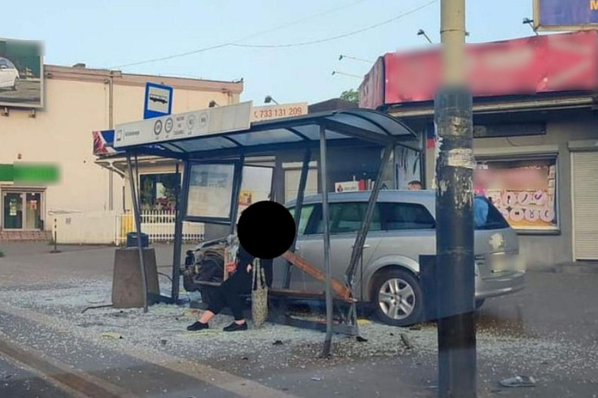 Łódź. Osobówka staranowała przystanek. Szokujący wypadek. Piesza zabrana do szpitala [ZDJĘCIA]