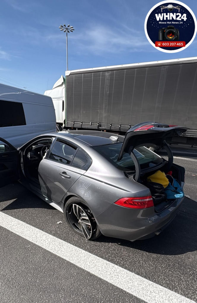 Drogim Jaguarem wbił się w bus. Potem uciekł