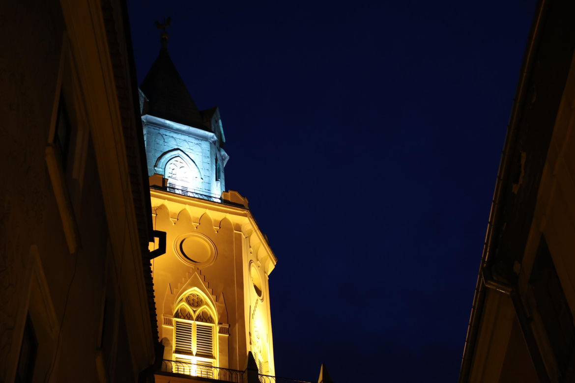 Wieża Trynitarska w Lublinie w świątecznej odsłonie. Na jej elewacji można podziwiać wyjątkową iluminację