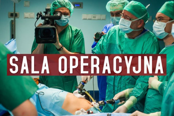 Personel medyczny w zielonych strojach, maseczkach i czepkach, w asyście operatora kamery, wykonuje ryzykowną operację. Pacjent leży na stole operacyjnym. Obraz ilustruje wyzwania chirurgii, o których przeczytasz więcej na Poradnik Zdrowie.