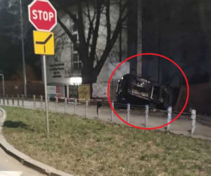 Dłutów. 22-latek wylądował volkswagenem na szkolnym ogrodzeniu. Jak to się stało?! [FOTO]
