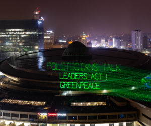 Napisy Greenpeace na Spodku