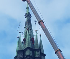 Akcja strażaków z rzeszowskiej Specjalistycznej Grupy Ratownictwa Wysokościowego na 62-metrowej wieży kościoła Salezjanów w Przemyślu