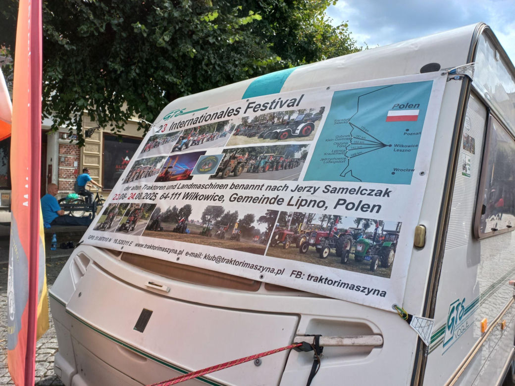 ​Zabytkowe traktory na rynku w Lesznie. Przedsmak festiwalu w Wilkowicach