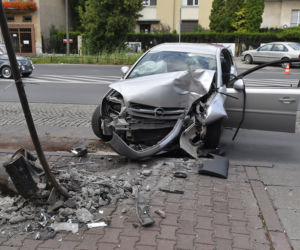 Opel uderzył w latarnię. Kierowcę wyciągali strażacy