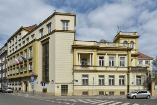 Ambasada Czech szuka kierowcy... i złotej rączki. Kandydat ma wozić dyplomatów i naprawiać urząd	