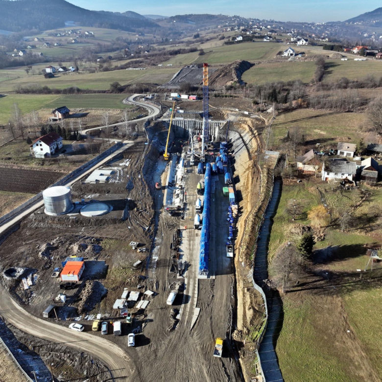 Mniejsza maszyna TBM już dotarła na plac budowy w Małopolsce