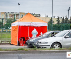 Bełchatowianie przeszli kolejne testy na koronawirusa w punkcie drive-thru 