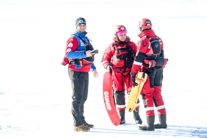 Różowe morsowanie idealne na pomaganie. Trzy Stawy opanowali amatorzy zimnych kąpieli