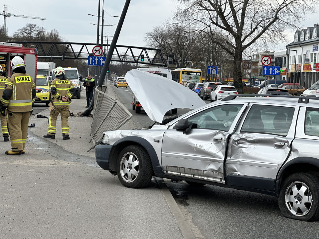 Potworne zderzenie na warszawskiej Pradze. Auto uderzyło w latarnię i sunęło po jezdni na dachu