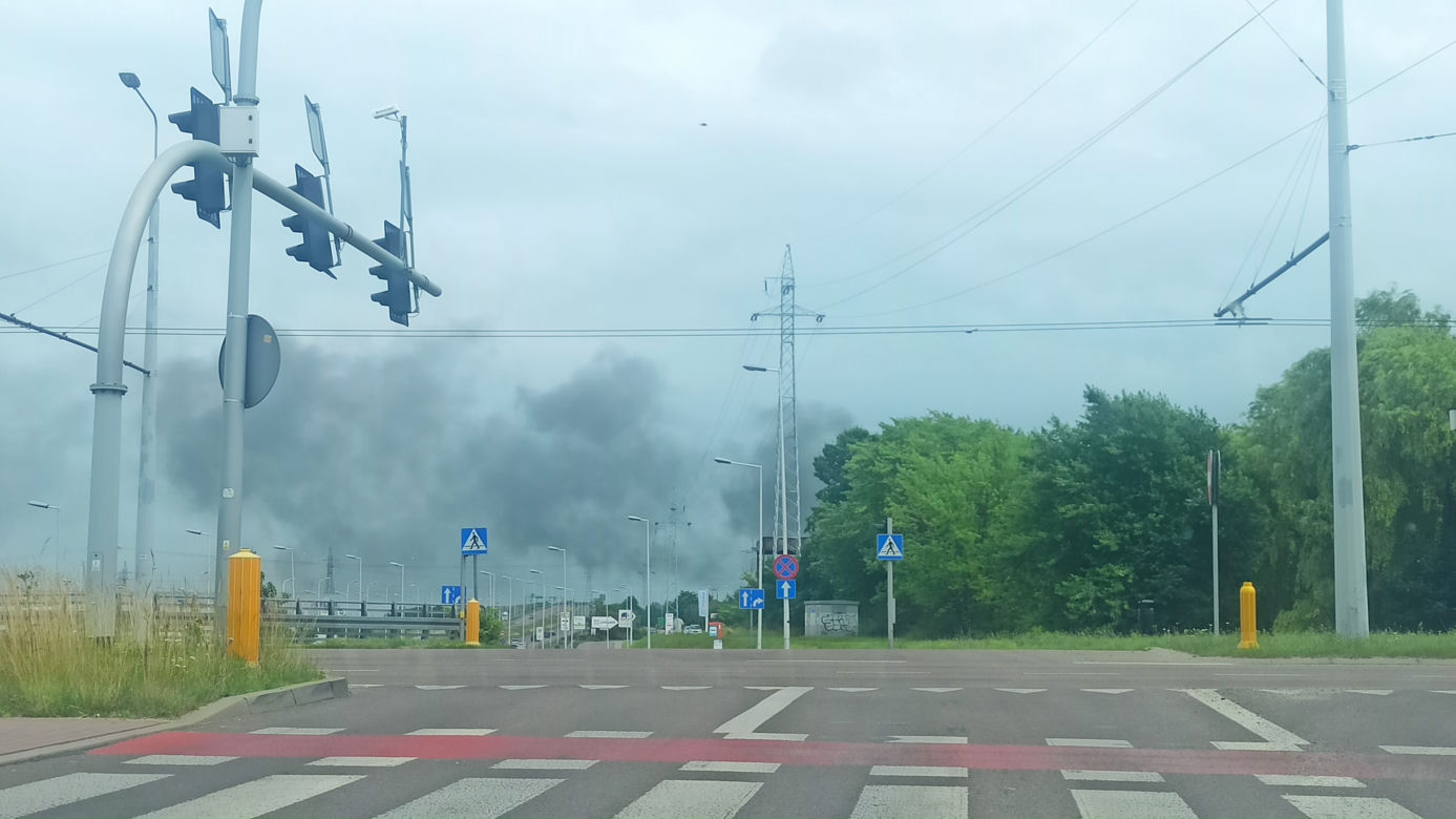 Kłęby czarnego dymu nad Lublinem! Płonie hala magazynowa przy ul. Metalurgicznej