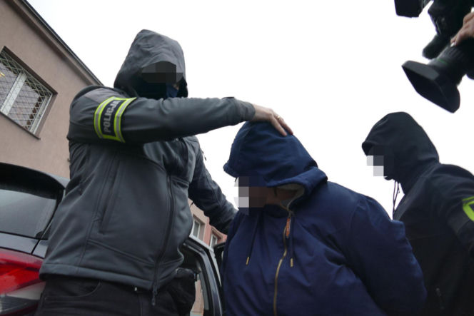 Rodzice zastępczy ze Zgierza doprowadzeni do prokuratury. Co się działo w ich domu?