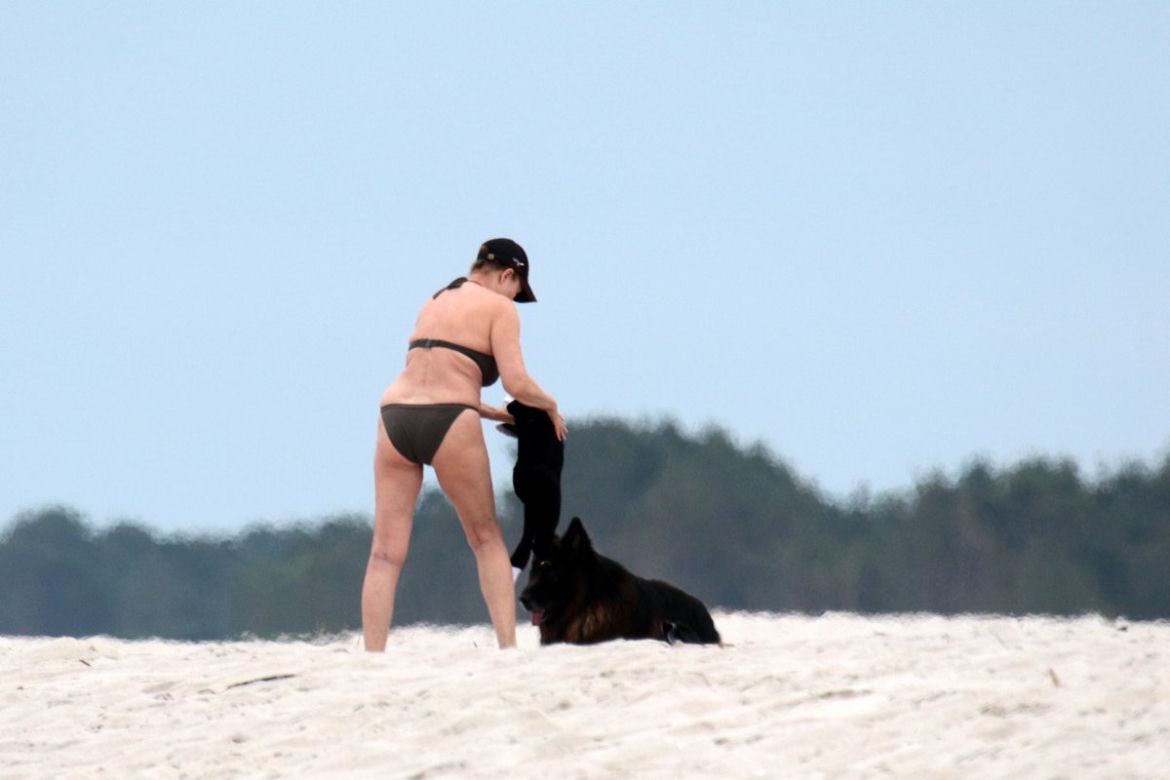 Boska Szapołowska, aktorka na plaży