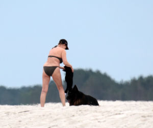 Boska Szapołowska, aktorka na plaży