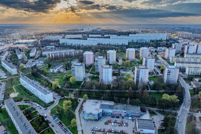 Panorama Jastrzębia-Zdroju z lotu ptaka o zachodzie słońca. O powrocie kolei do miasta przeczytasz na SE.