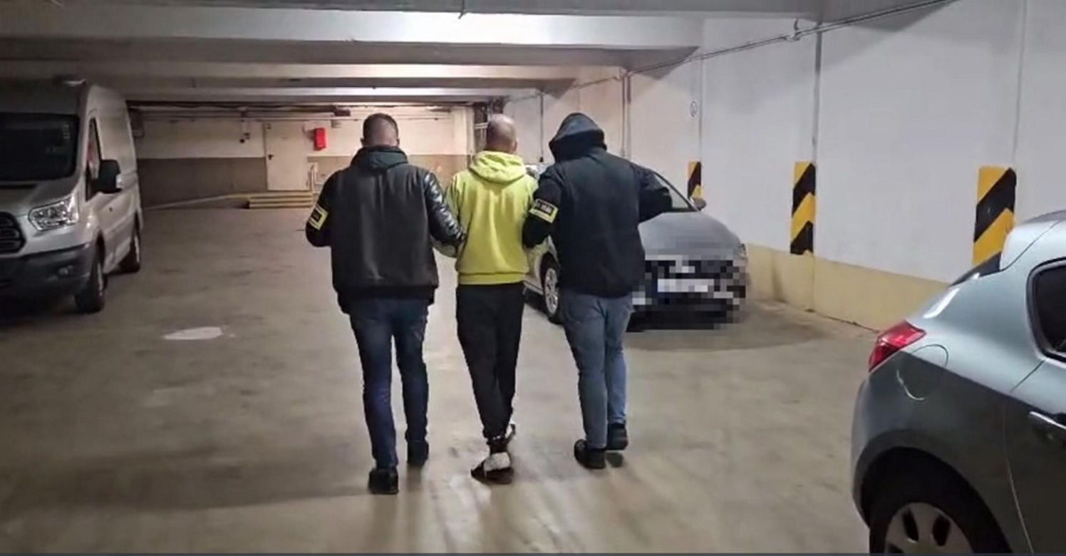 Bestialskie ataki na starsze kobiety w Warszawie. Policja zatrzymała podejrzanego. Zdradził go ślad na torebce
