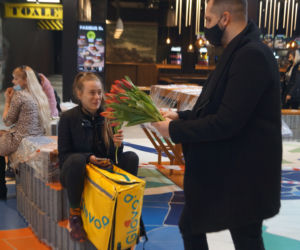 Reporterzy Radia Eska wręczali szczeciniankom tulipany w CH Galaxy