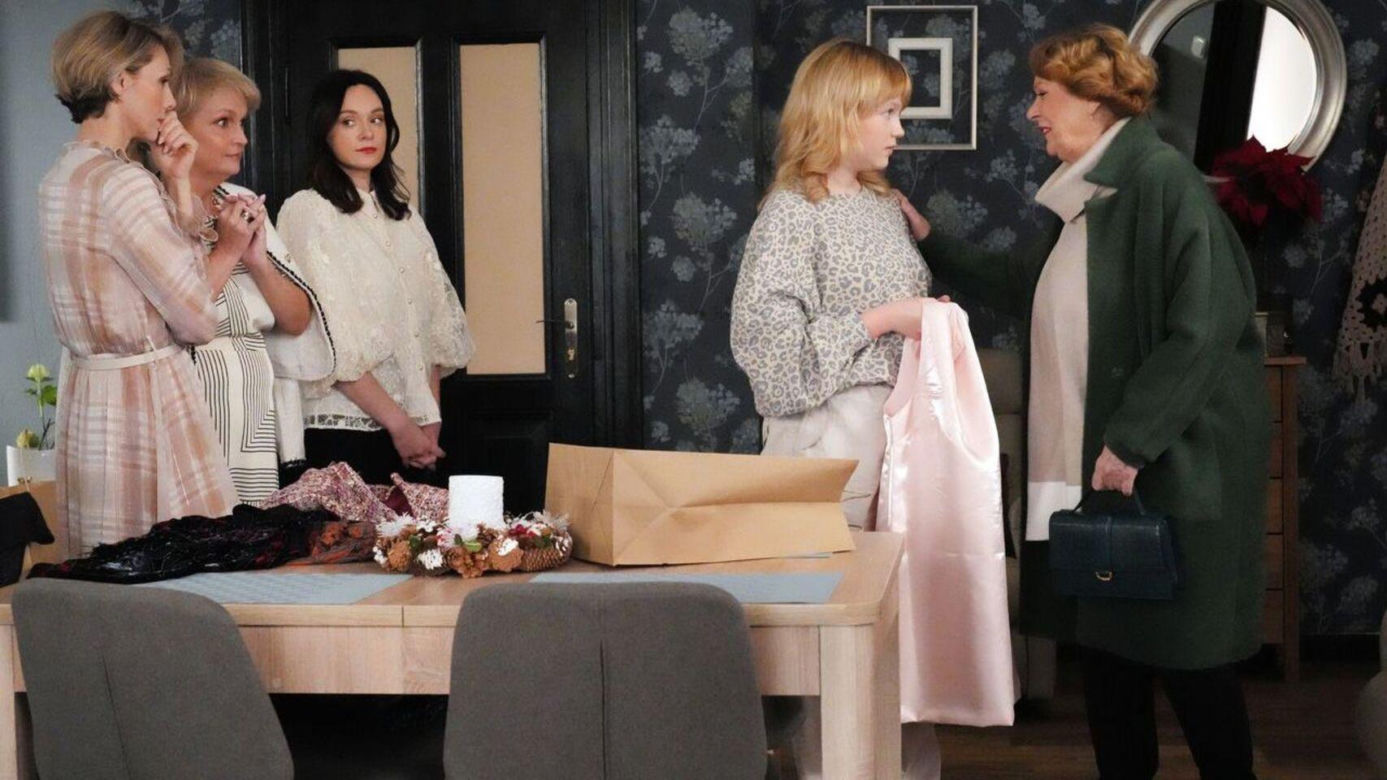 Barwy szczęścia odc. 3199. Małgorzata (Adrianna Biedrzyńska), Natalia (Maria Dejmek), Malwina (Joanna Gleń), Emilka (Jessica Frankiewicz), Józefina Rawiczowa (Elżbieta Jarosik)