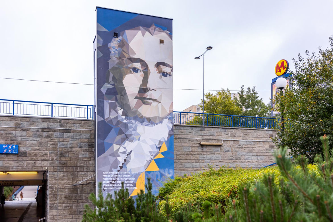 Murale ze sławnymi Polakami przy stacjach metra w Warszawie