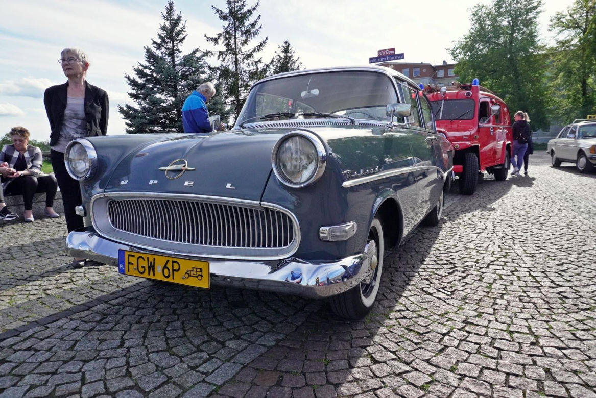 Zlot miłośników klasycznych samochodów w Gorzowie