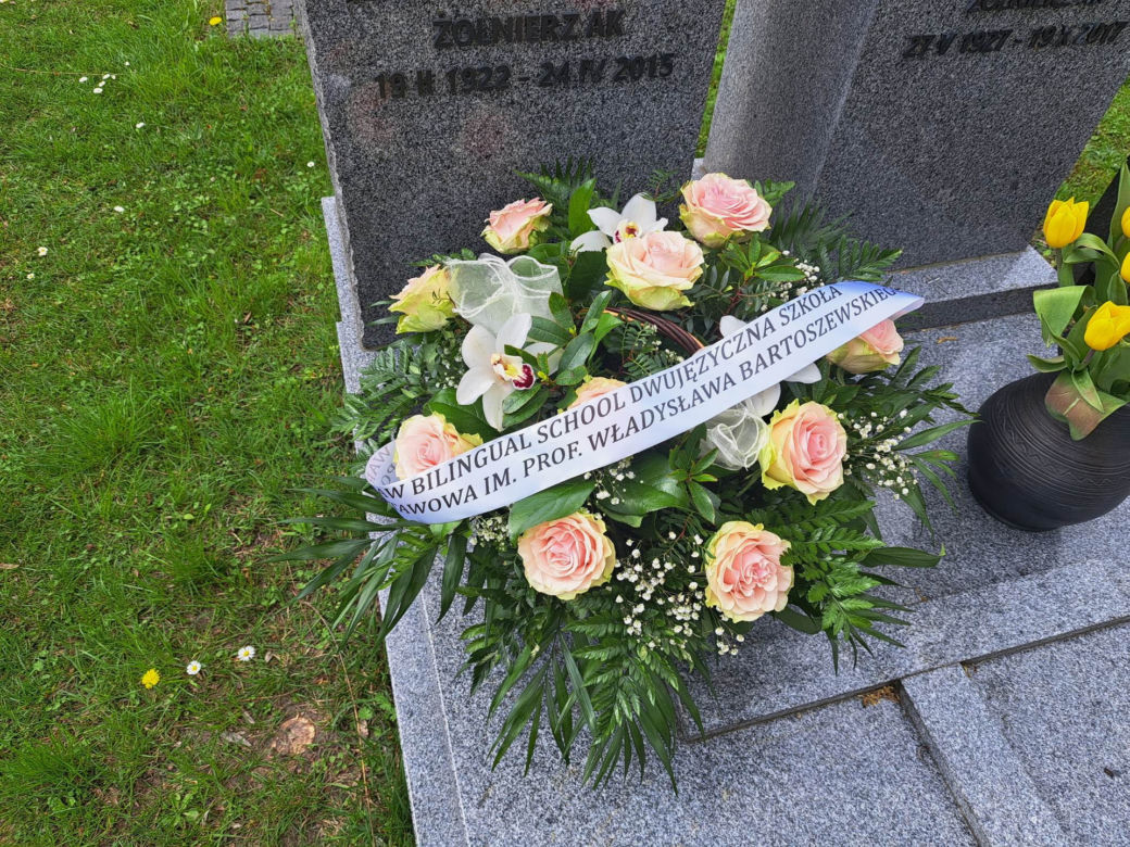 Tak wygląda grób prof. Bartoszewskiego w 8. rocznicę śmierci