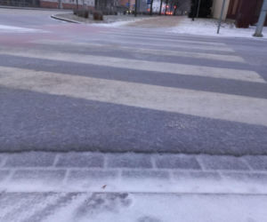 Skute lodem chodniki, ulice i... samochody. Trudny poranek dla kierowców w Lesznie