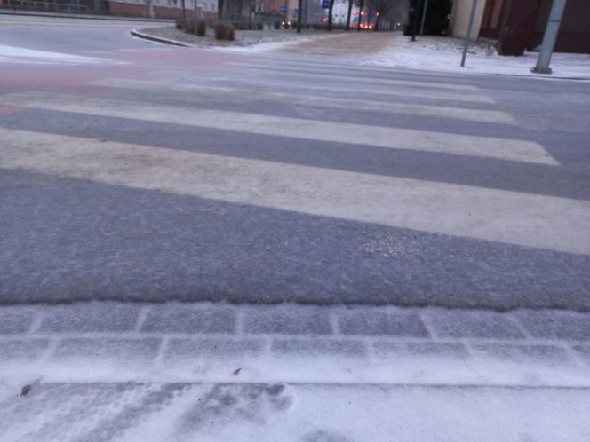 Skute lodem chodniki, ulice i... samochody. Trudny poranek dla kierowców w Lesznie