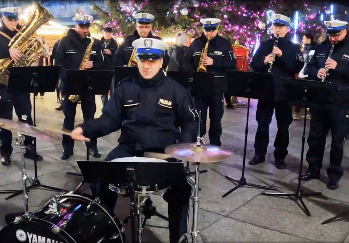 Policjanci zagrali na jarmarku bożonarodzeniowym w Katowicach