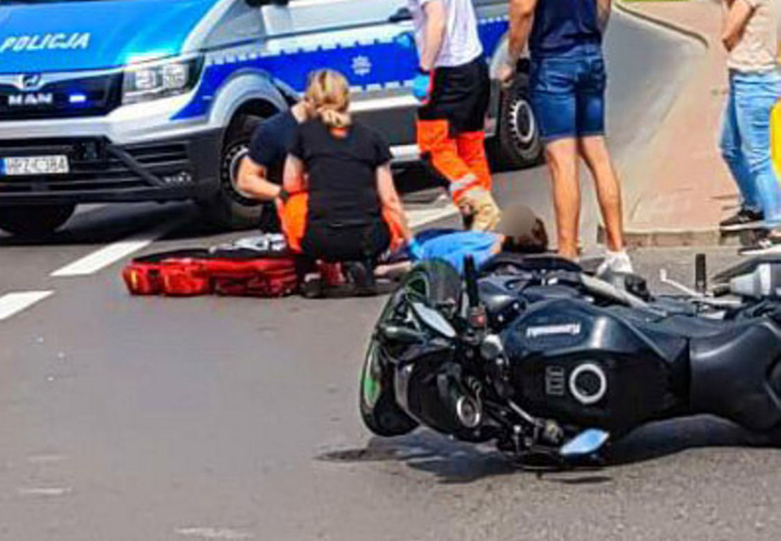 Zderzenie motocykla z samochodem osobowym. Kierowca jednośladu trafił do szpitala
