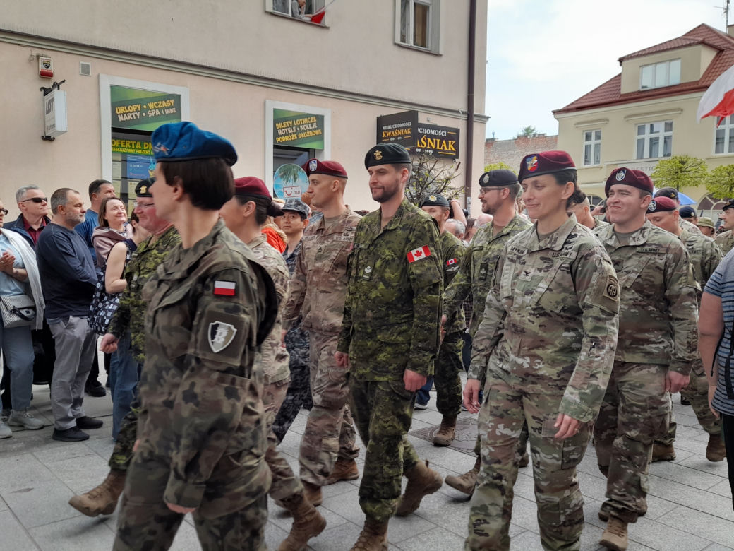 Elivis Presley w swoim cadillacu otworzył Święto Paniagi w Rzeszowie.  Wielki pochód w amerykańskim stylu!