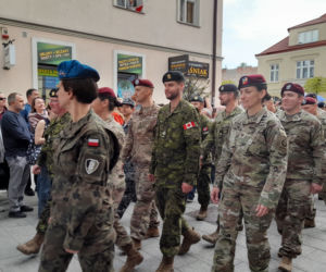 Elivis Presley w swoim cadillacu otworzył Święto Paniagi w Rzeszowie.  Wielki pochód w amerykańskim stylu!