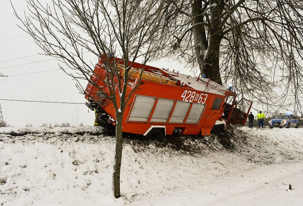 Strażak z promilami, wóz strażacki rozbił się na drzewie