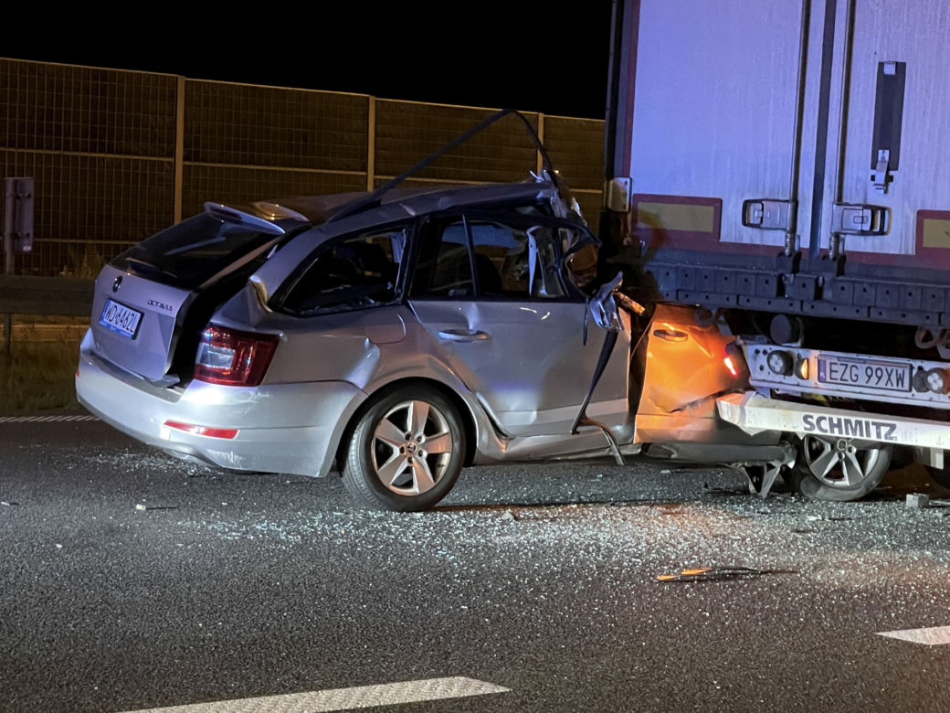 Wypadek na A2 pod Grodziskiem Mazowieckim. Skoda z rodziną z dziećmi wbiła się w tira