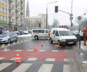 Warszawa. Wypadek na skrzyżowaniu ulic: alei Solidarności i ulicy Jagielońskiej.