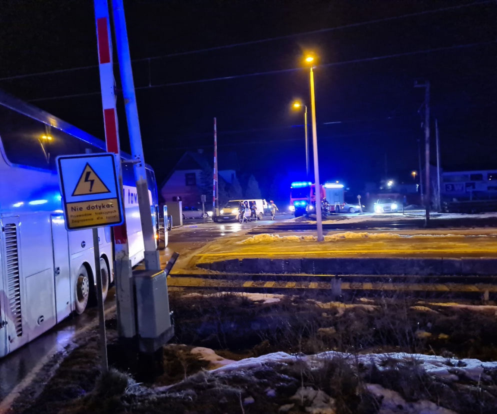 Autokar z dziećmi utknął na przejeździe kolejowym! Podróżni przeżyli koszmar